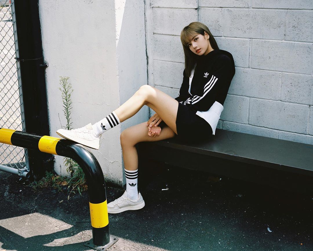 Phối tất với giày sneaker nữ