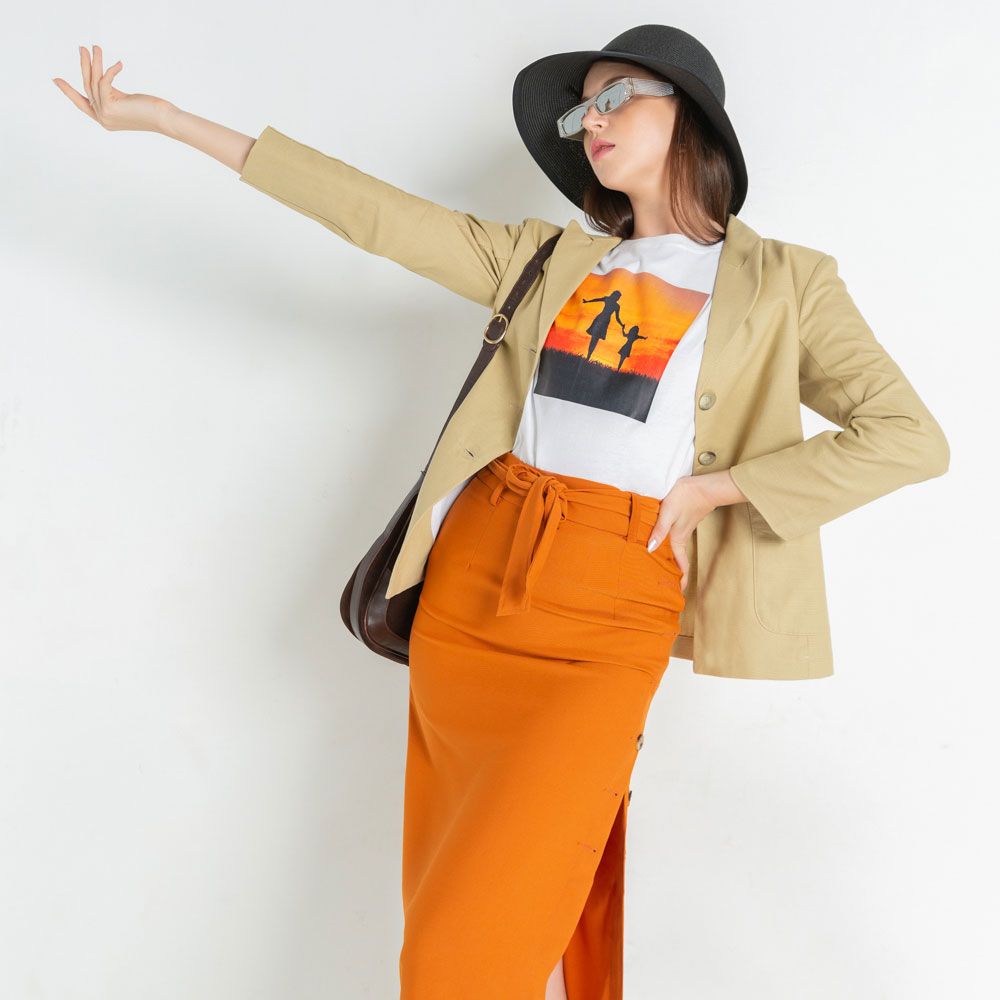 Áo cam quần trắng thanh lịch