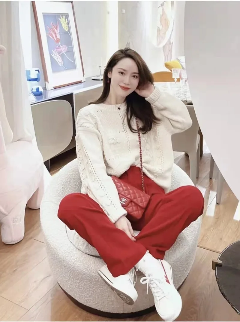 Màu đỏ phối với màu gì cho quý cô công sở