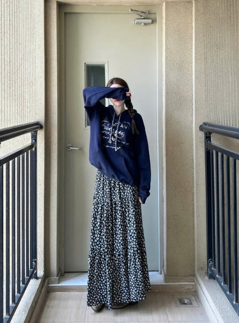 Phối đồ với áo hoodie và chân váy dài họa tiết