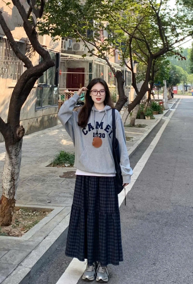 Phối áo hoodie với chân váy dài đen