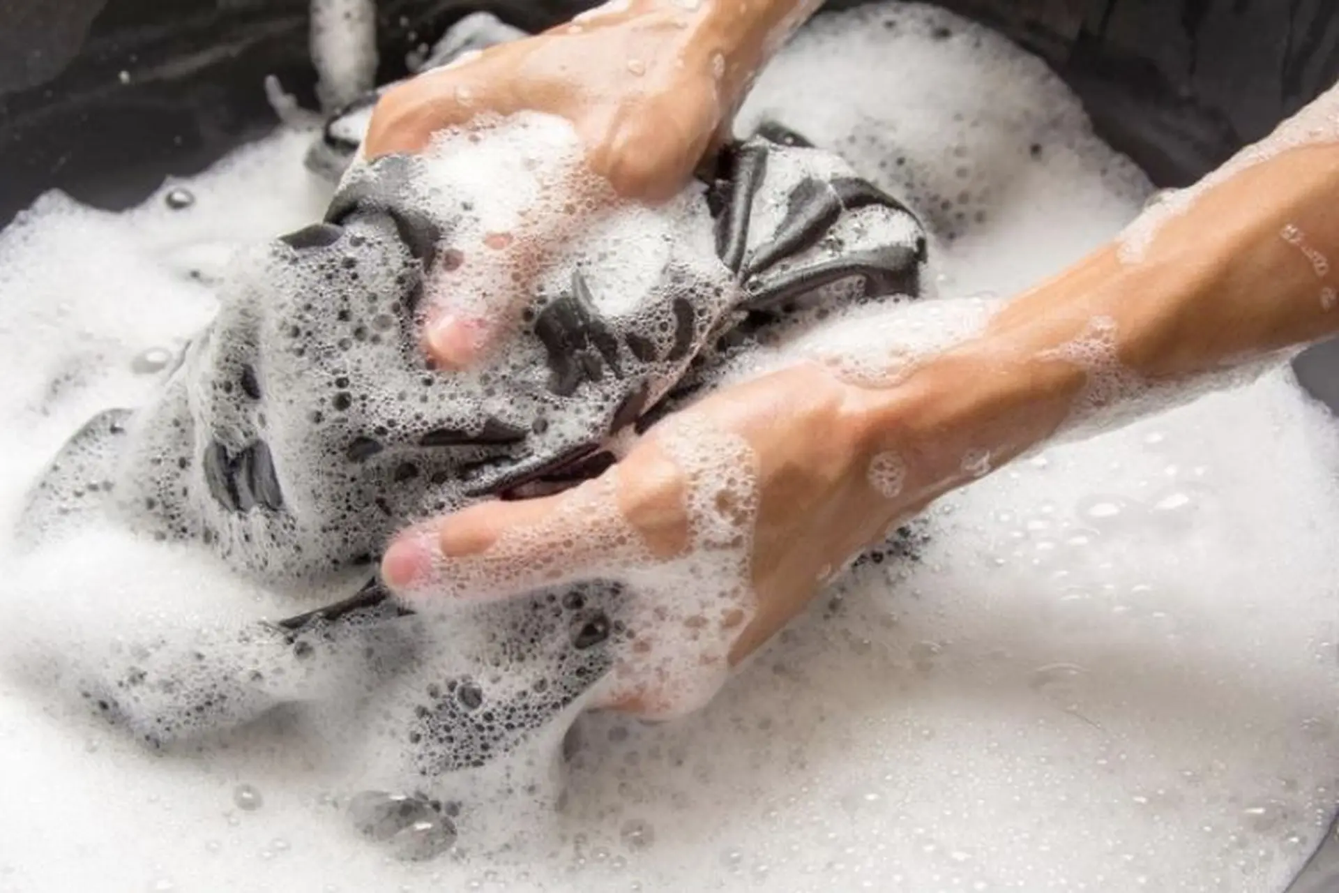 Nước giặt có giặt tay được không? Hướng dẫn an toàn 7 Nước giặt có giặt tay được không