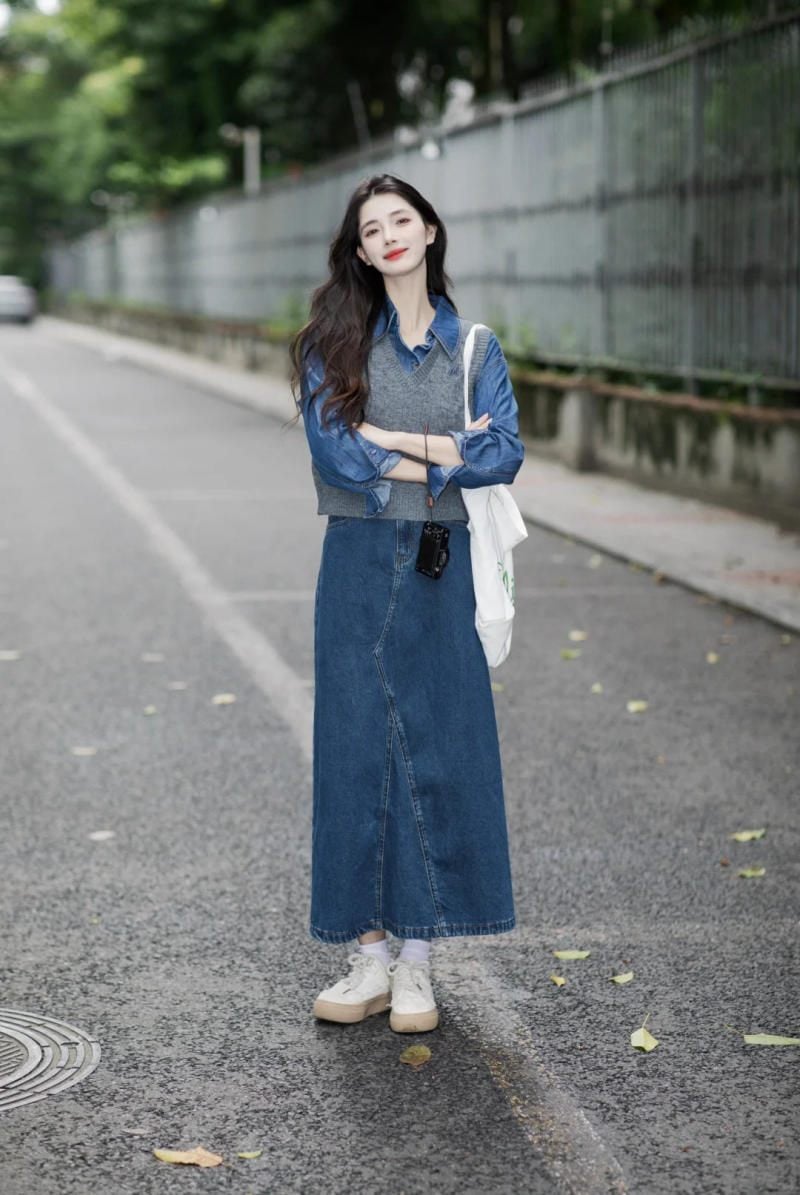 Cách phối đồ với chân váy jean dài xòe và áo blouse