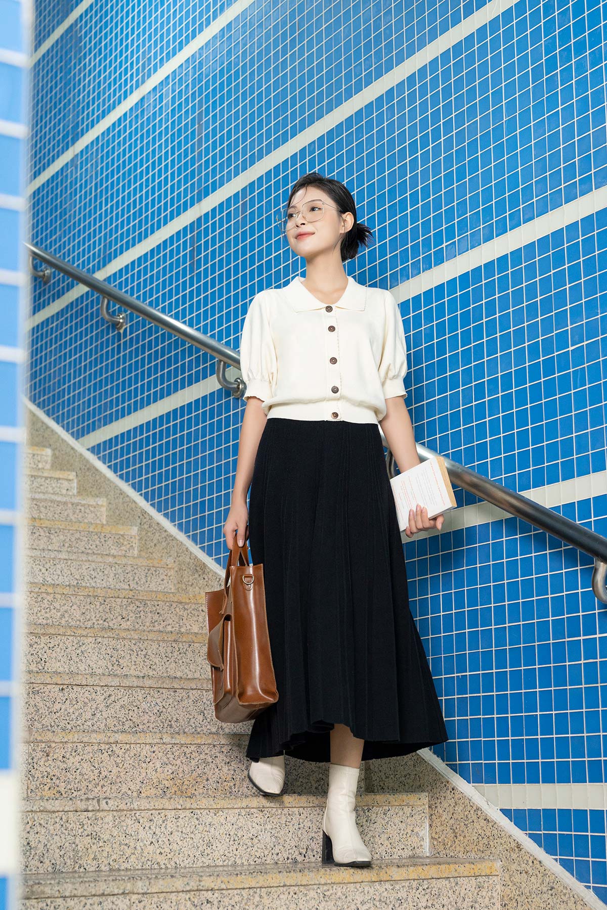 Phối áo len croptop với chân váy dài