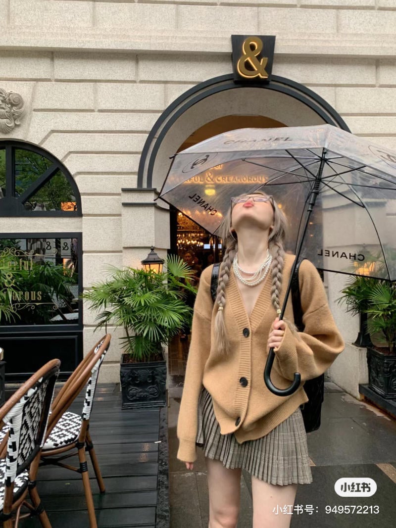 Phối cardigan với váy hoa nhí