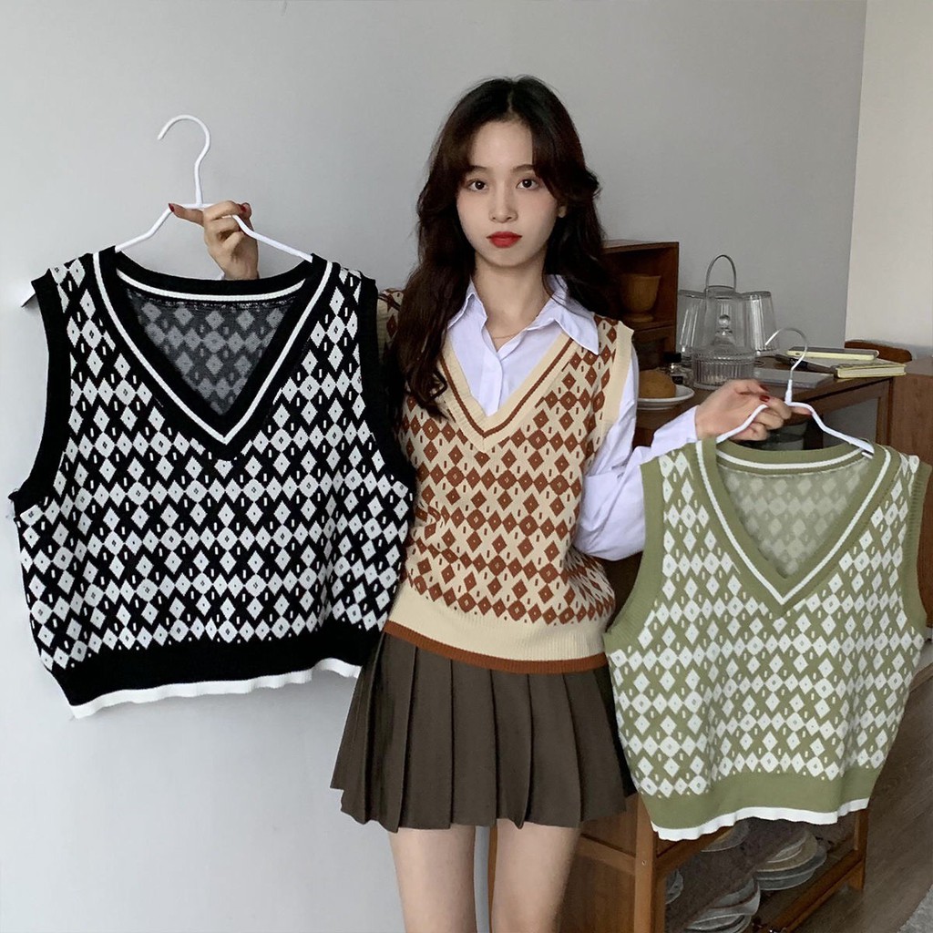 Cách phối đồ với áo gile len nữ năng động