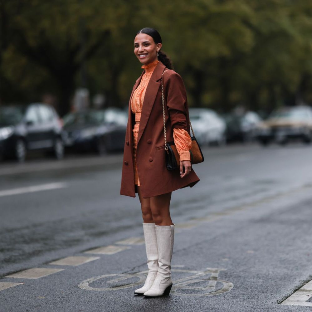 Phối đồ với áo măng to nữ dài và quần ống rộng