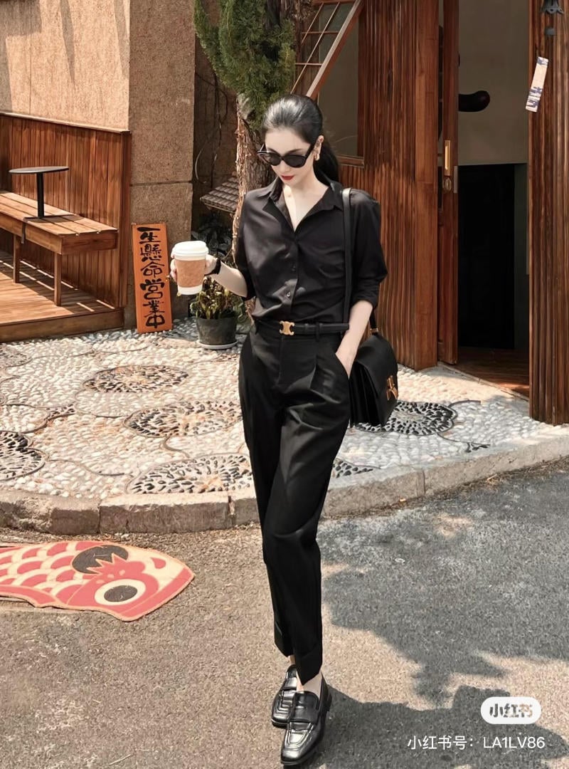 Cách phối áo sơ mi đen với quần jean