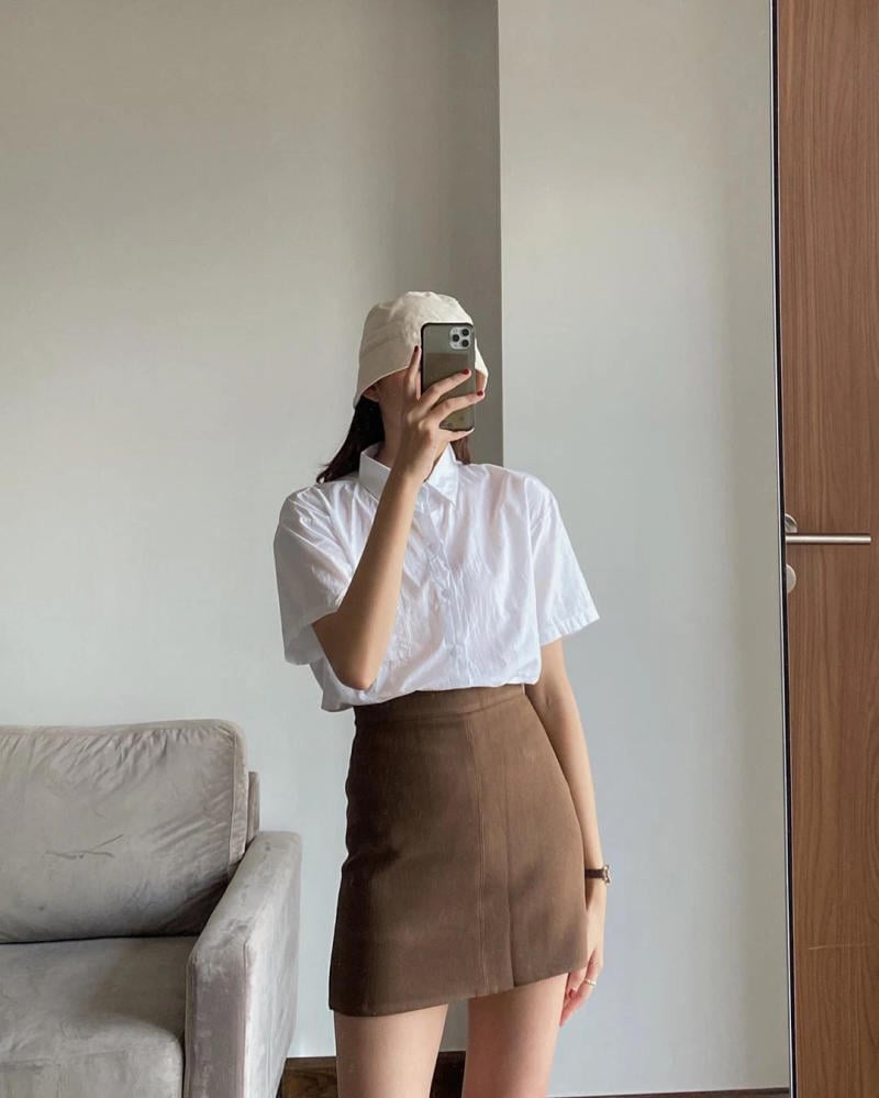 Phối áo sơ mi với chân váy dài