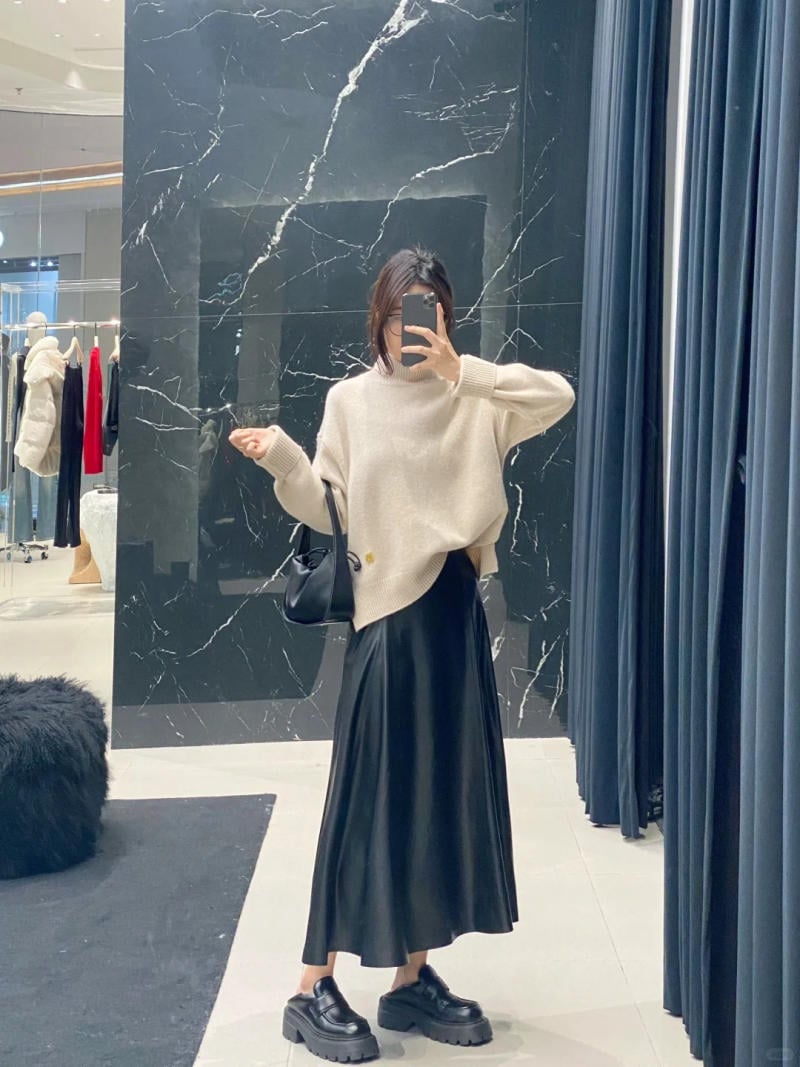 phối đồ với sweater và quần jean