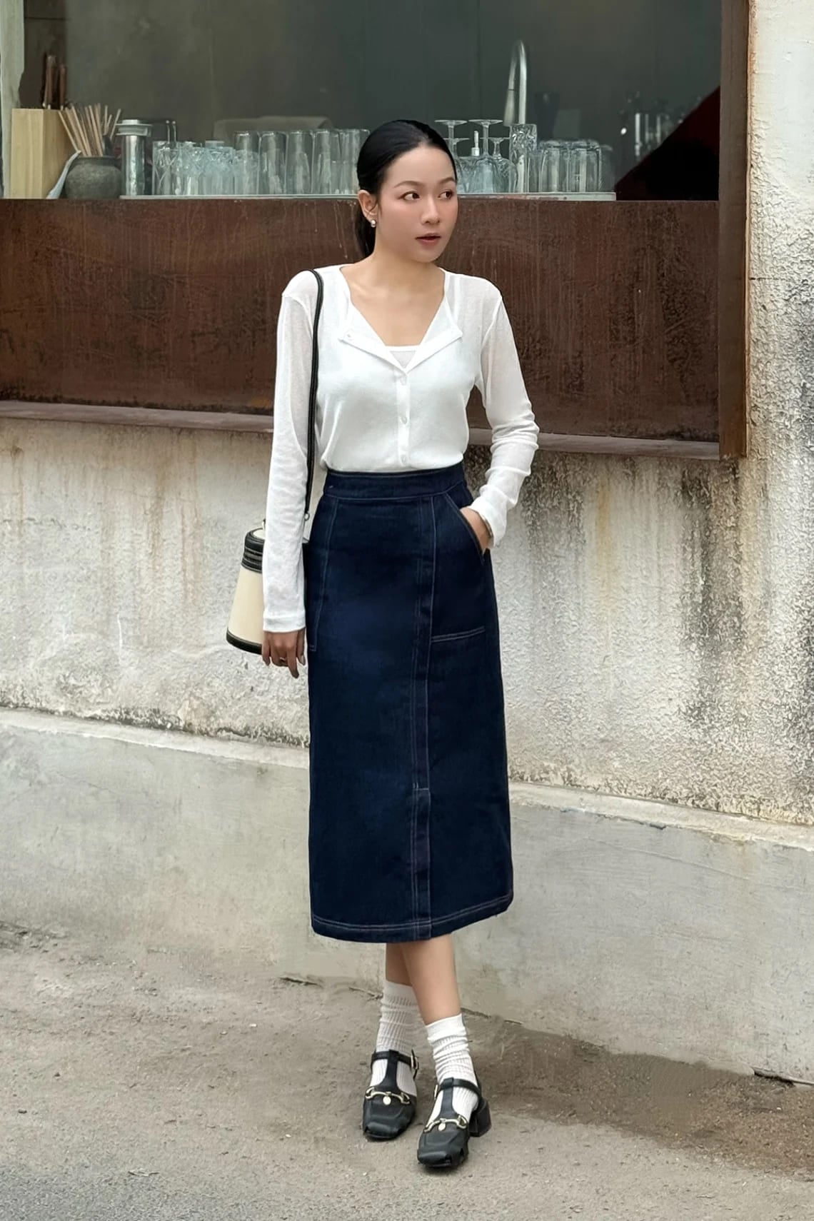 Cách phối đồ với chân váy chữ a dài jean
