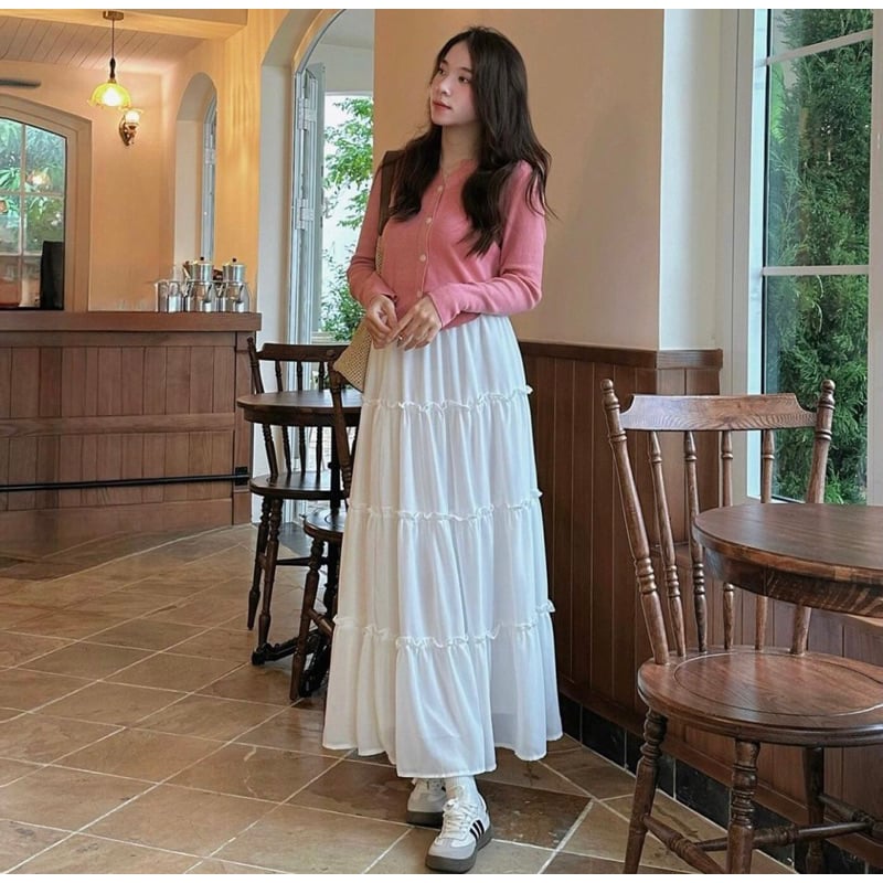 Phối đồ với chân váy trắng dài mùa đông cùng áo len