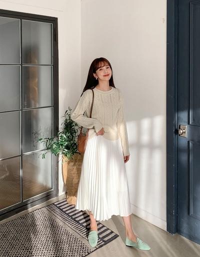 Cách phối đồ với chân váy trắng dài mùa đông