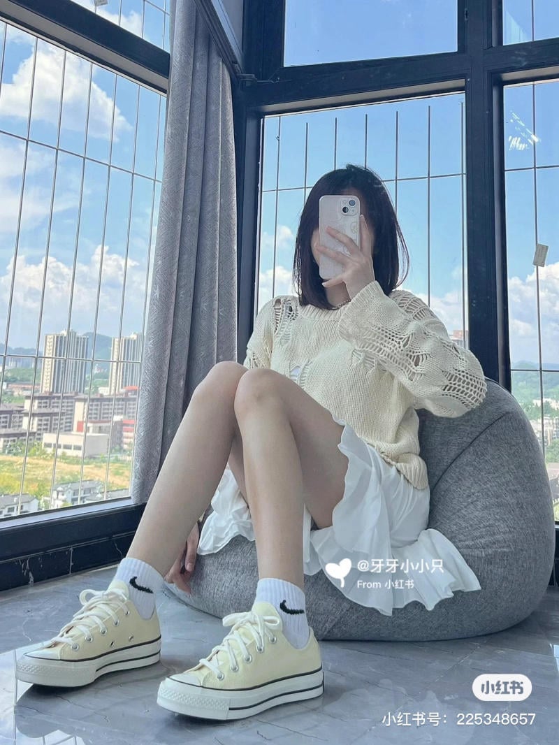 Outfit với giày converse cổ cao và chân váy ngắn