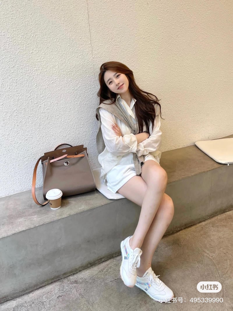 Mặc váy đi giày sneaker