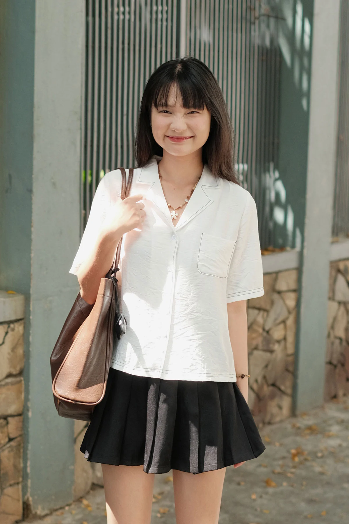 Phối áo sơ mi trắng với chân váy dài