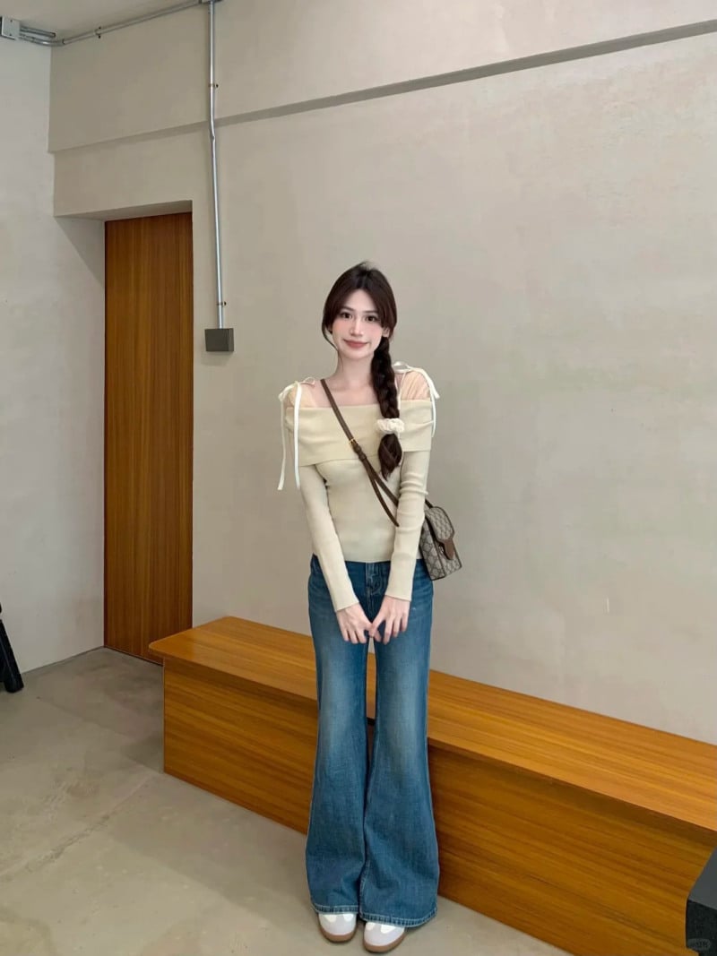 Cách phối đồ với quần jean ống loe cho người gầy