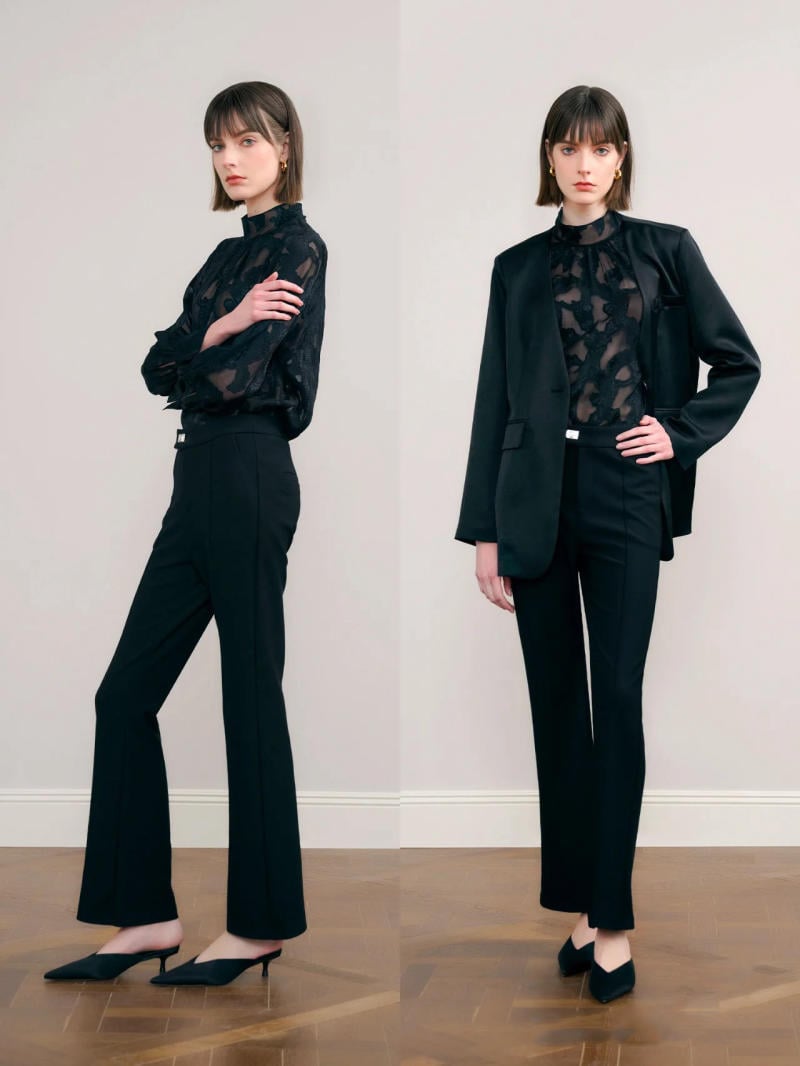 Quần ống loe đen mặc với áo len