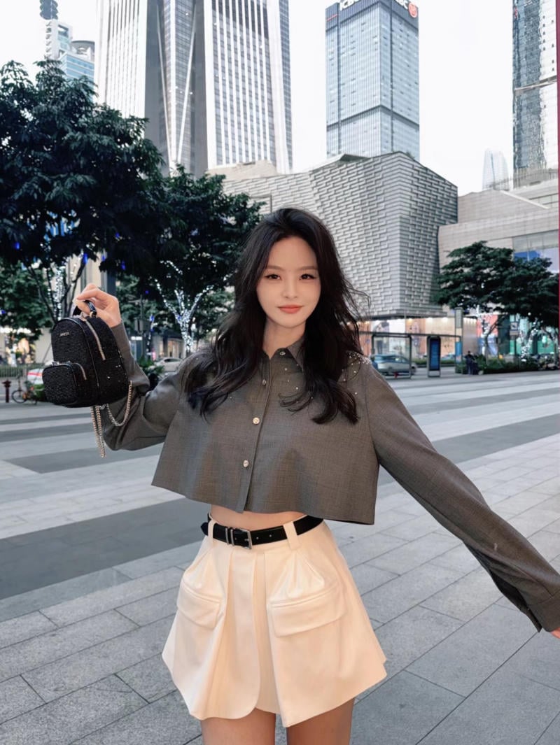 Quần short trắng mặc mùa thu