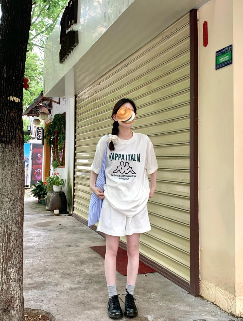 Phối short trắng với áo kiểu điệu đà