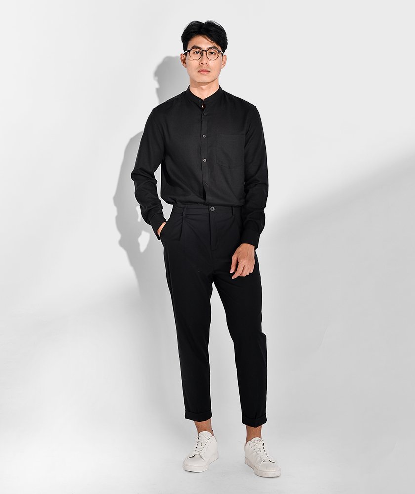 Áo sơ mi đen mặc với quần short
