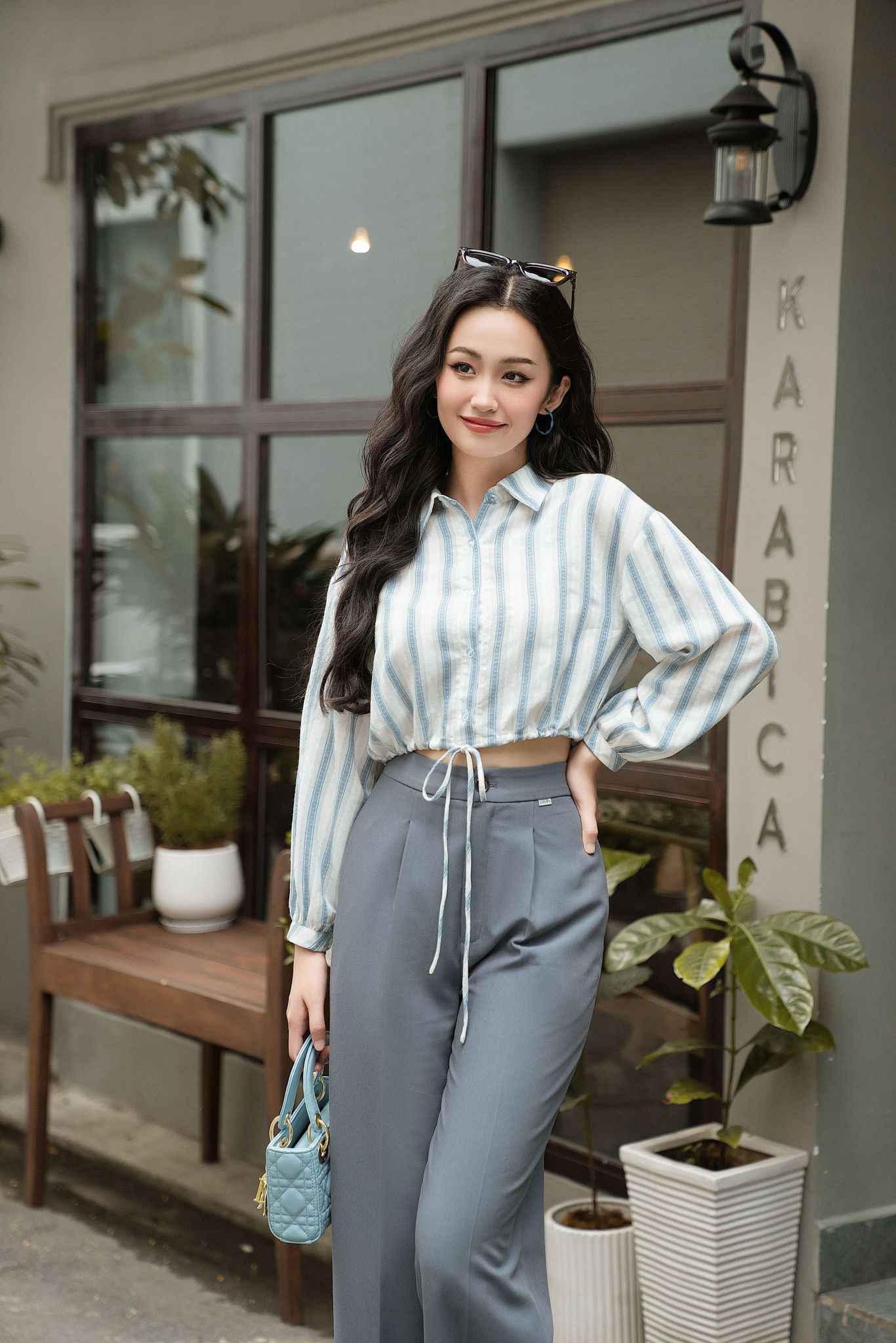Cách phối áo gile với quần ống rộng