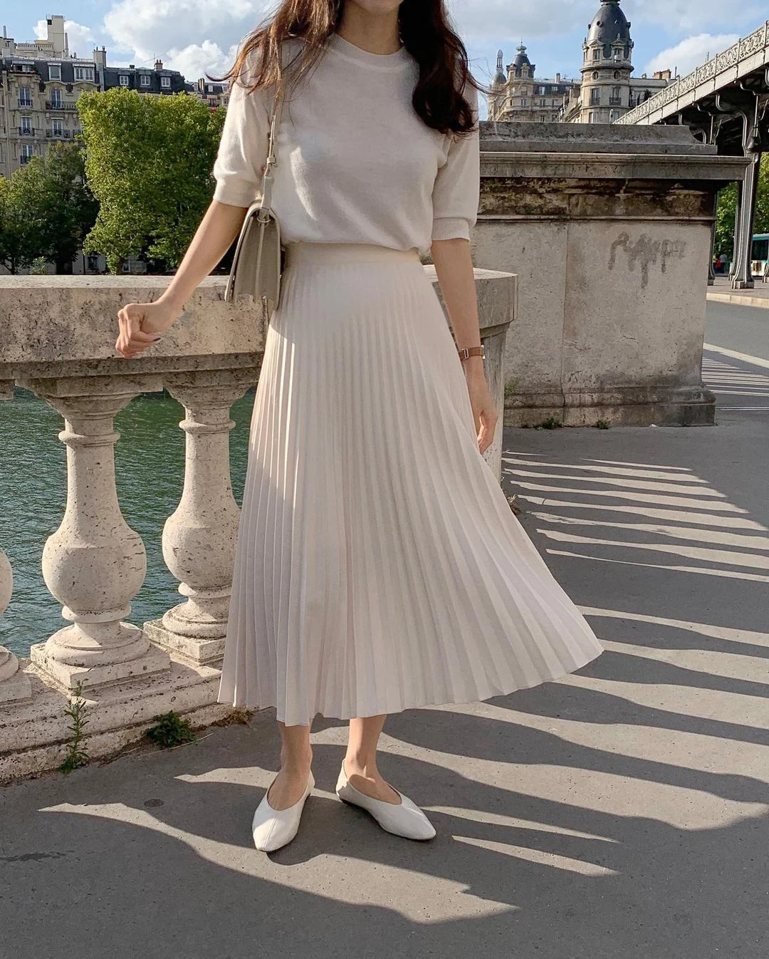Outfit đi biển với chân váy xòe dài trắng