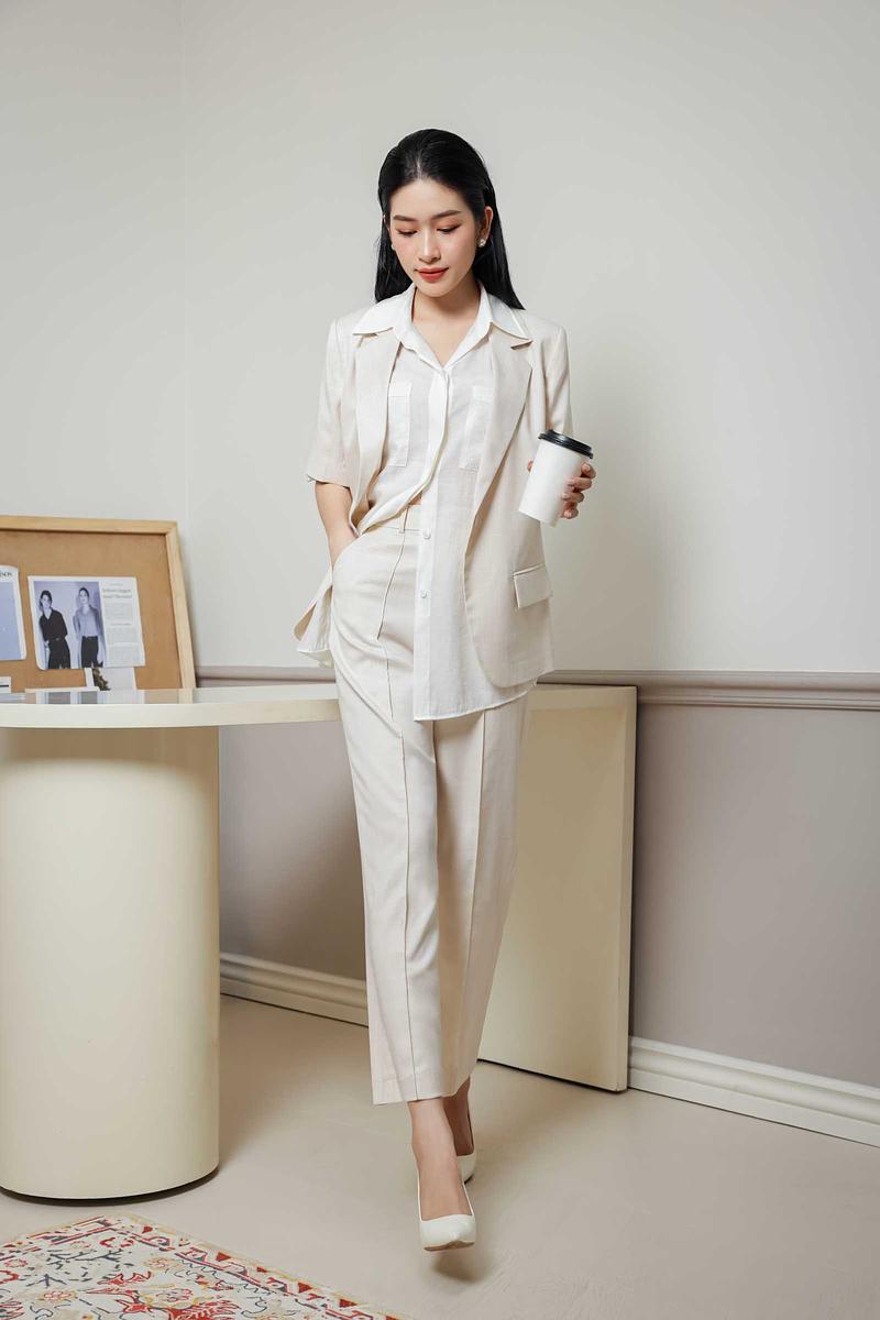 cách phối áo sơ mi với vest nữ Hàn Quốc