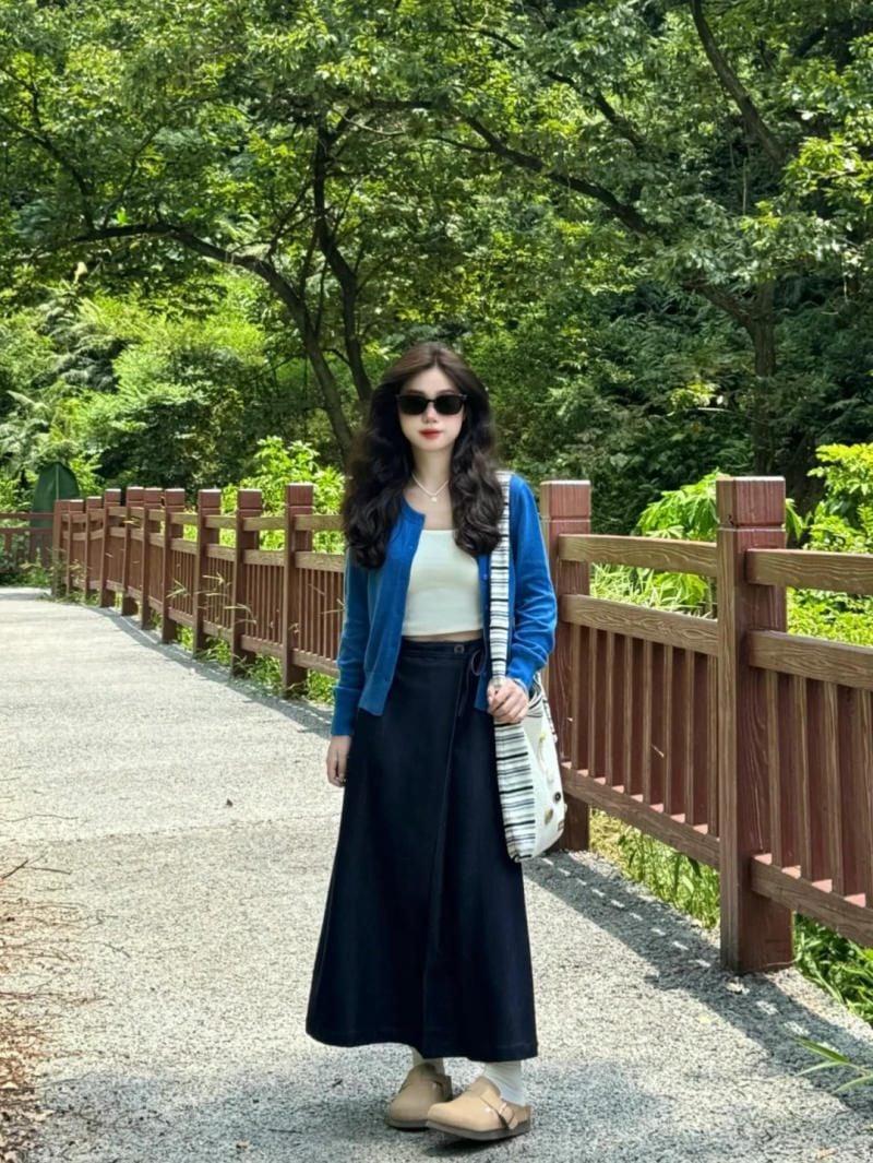 Phối đồ với chân váy jean dài và áo croptop