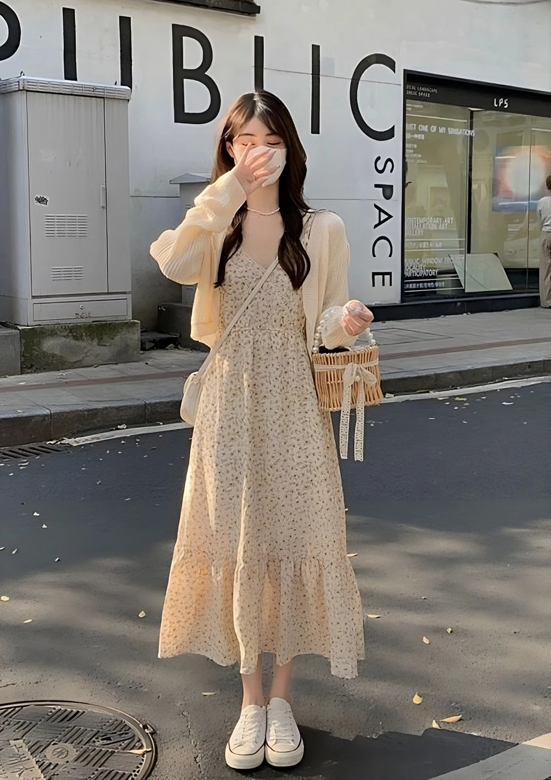 Phối cardigan với váy trắng