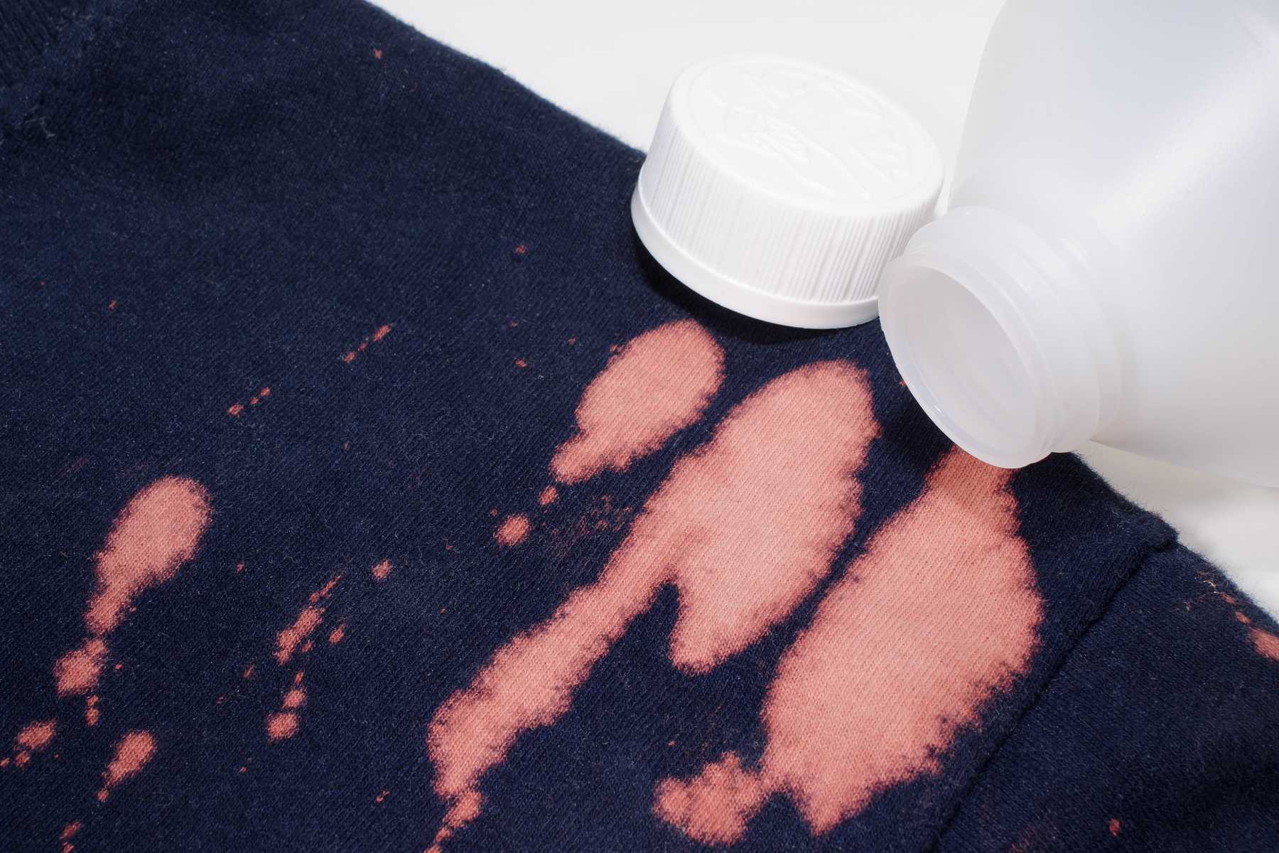 Khôi phục màu quần áo đen bị loang