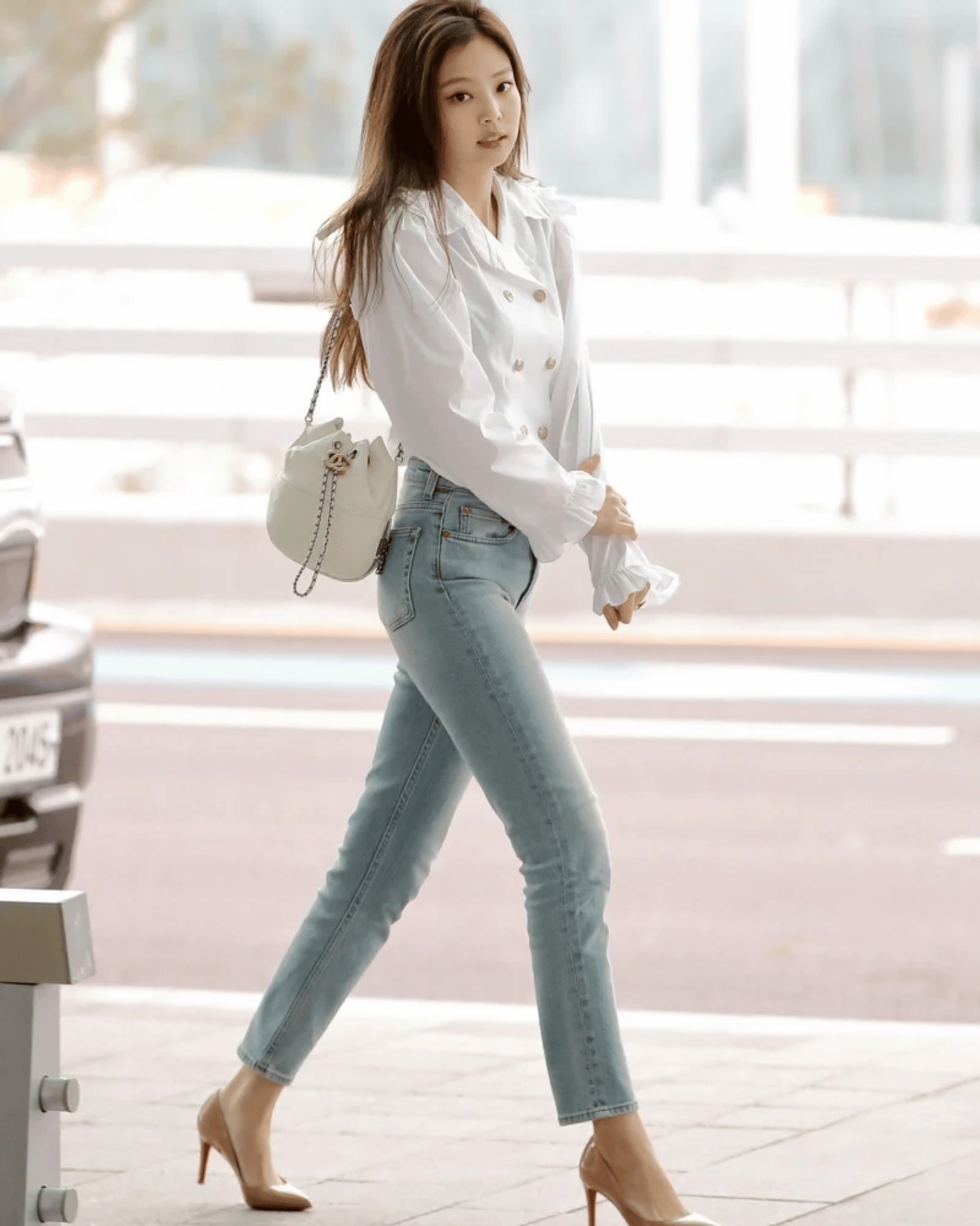 Phối đồ quần jean ống rộng và áo sơ mi nữ