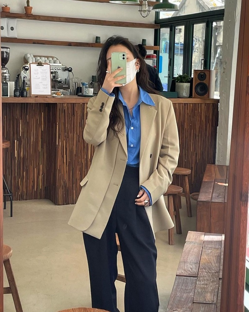 Phối đồ áo sơ mi với chân váy chữ A