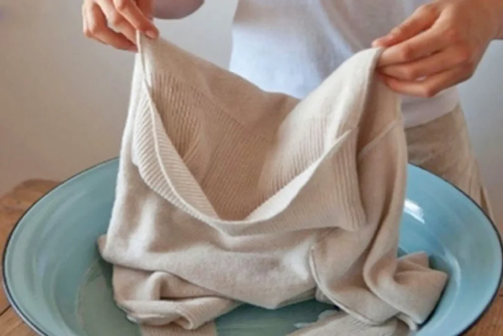 Cách Giặt Áo Len Chuyên Gia Giúp Áo Bền Đẹp Không Xù Lông 9 2024 6 6 638532690457807006 cach giat len long tho 3