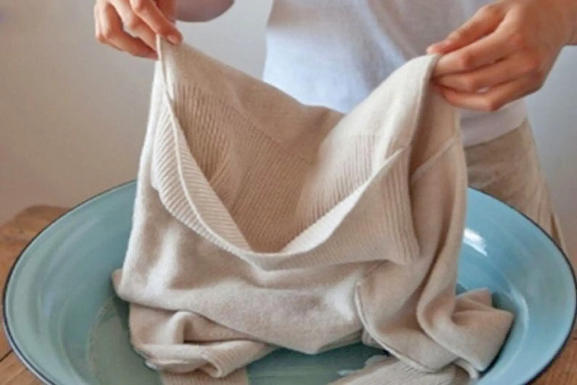 Cách Giặt Áo Len Chuyên Gia Giúp Áo Bền Đẹp Không Xù Lông 1 cách giặt áo len không bị xù