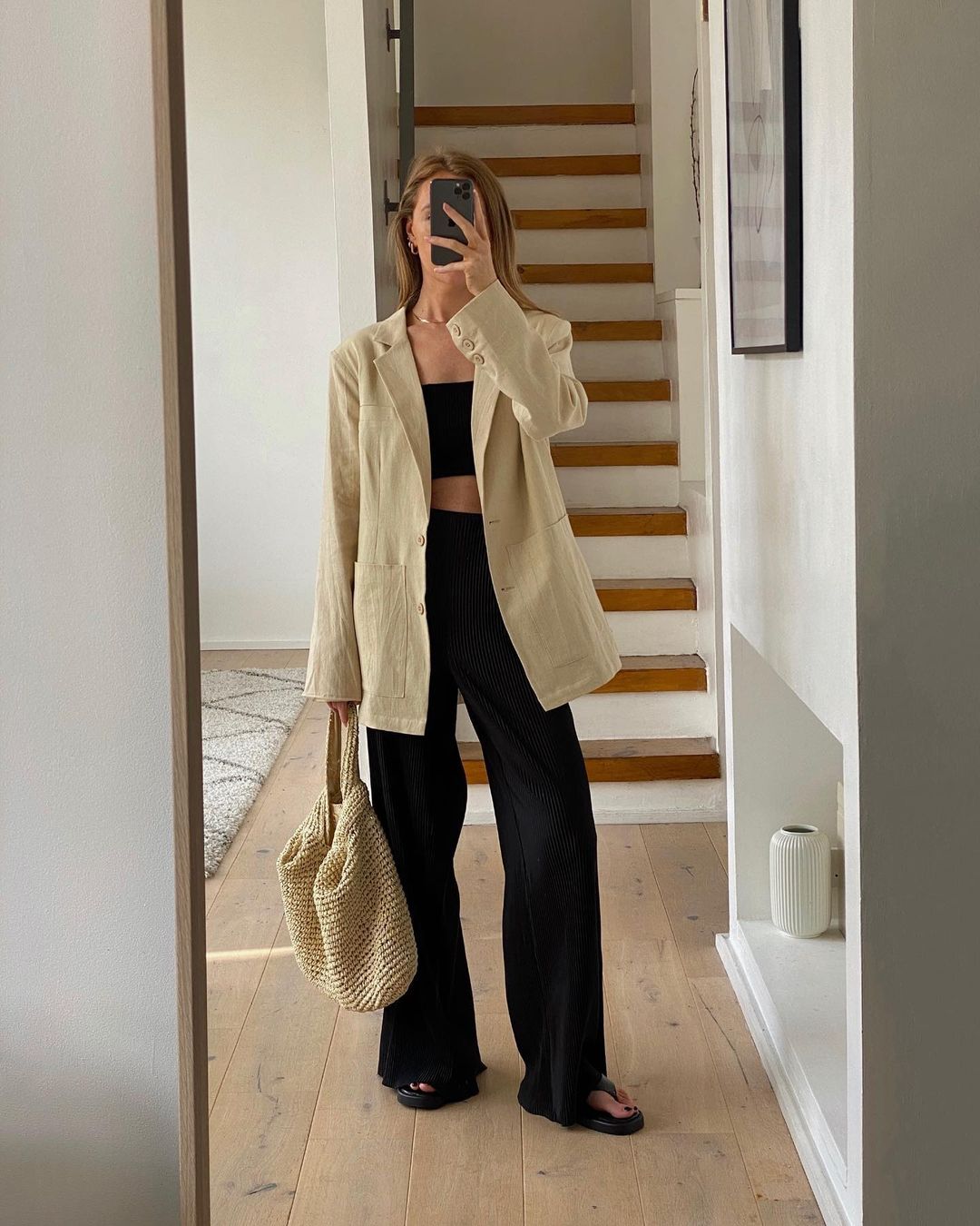 Cách phối áo blazer với quần ống rộng