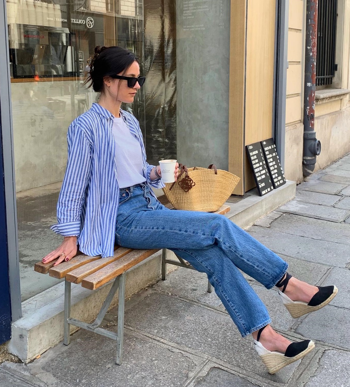 20+ Cách Phối Đồ Với Áo Sơ Mi Kẻ Sọc Nữ Hack Dáng Sành Điệu 5 Phối đồ với áo sơ mi kẻ sọc nữ đi biển