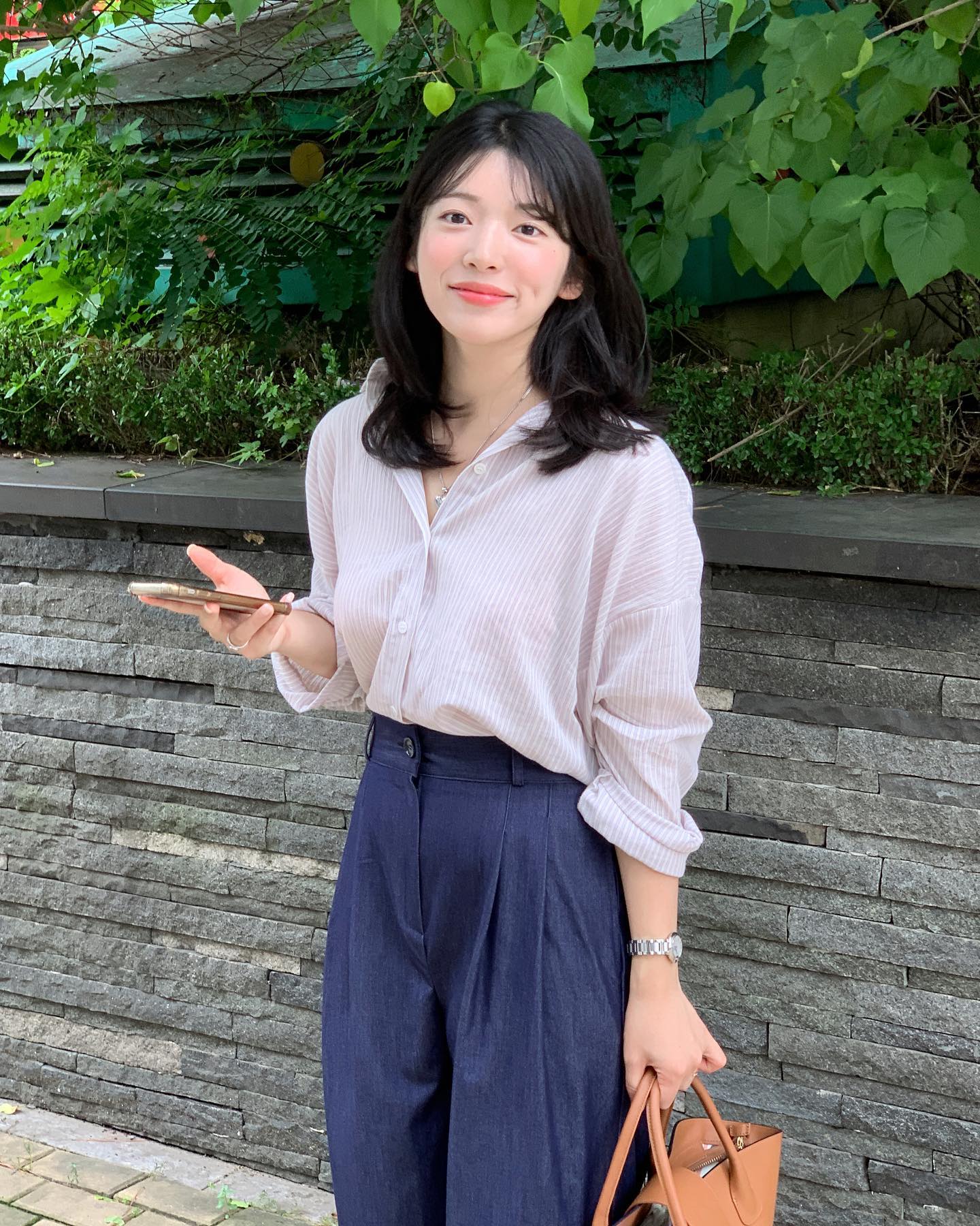 Bí quyết phối áo sơ mi với quần ống rộng chuẩn stylist 1 Phối đồ đơn giản với áo sơ mi và quần ống rộng