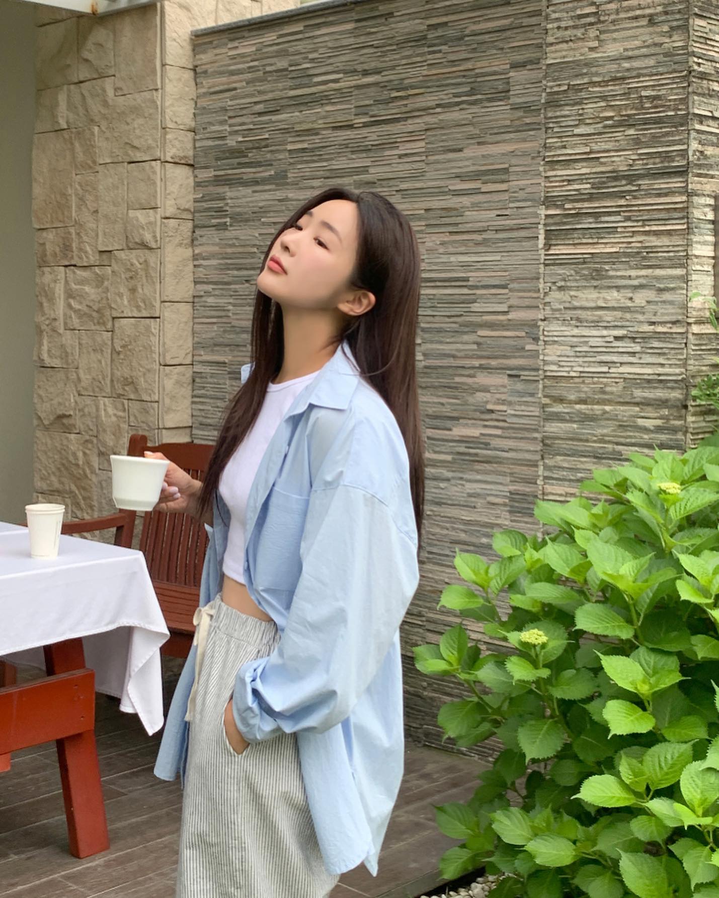 Bí quyết phối áo sơ mi với quần ống rộng chuẩn stylist 3 Phối áo sơ mi trắng với quần jean ống rộng