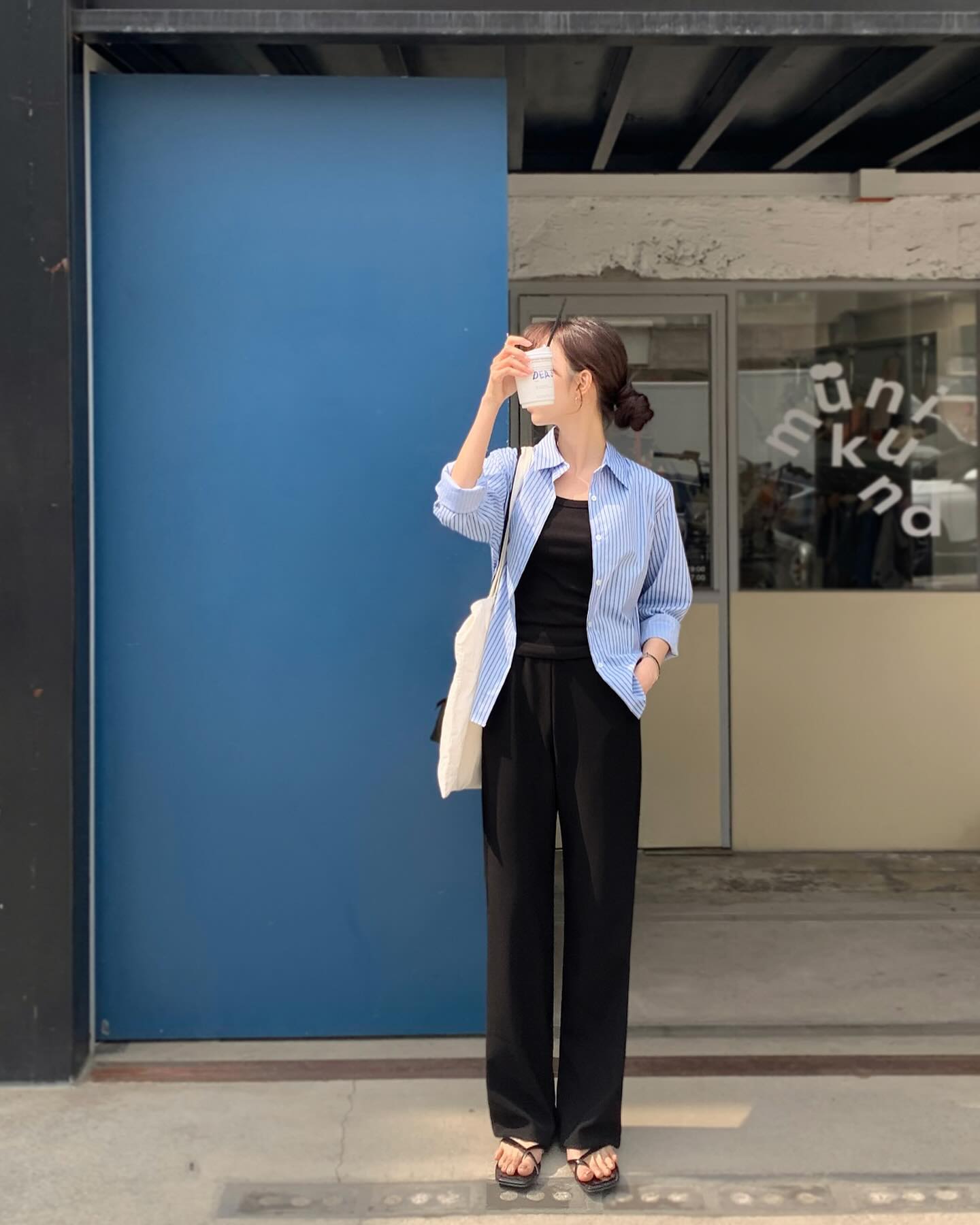 20+ Cách Phối Đồ Với Áo Sơ Mi Kẻ Sọc Nữ Hack Dáng Sành Điệu 2 Phối đồ với áo sơ mi kẻ sọc hồng