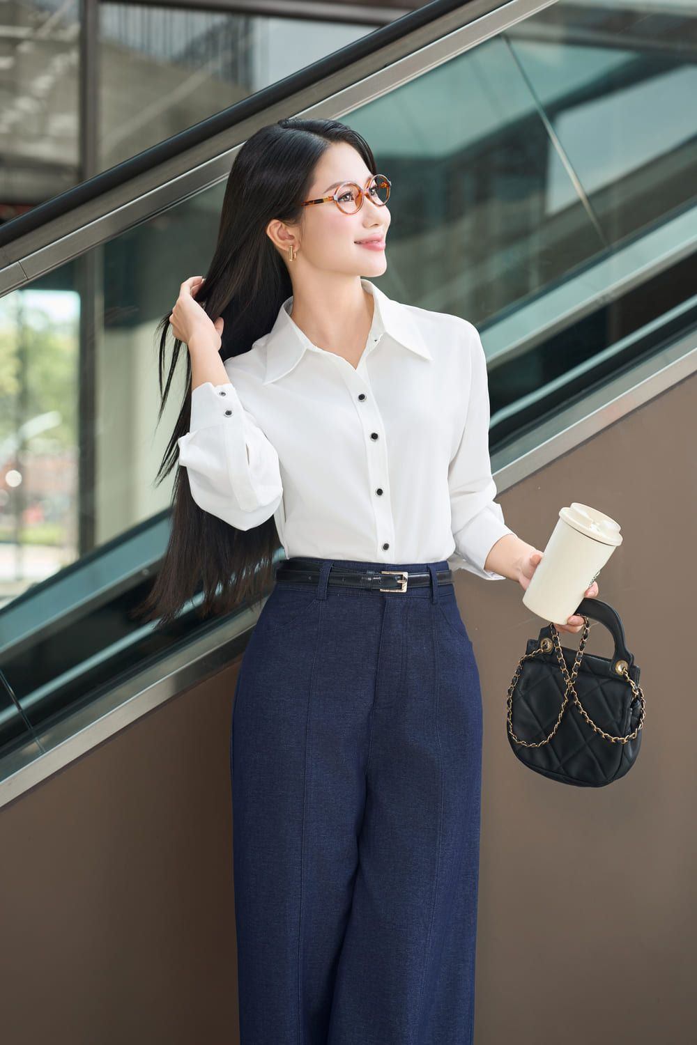 Bí Quyết Phối Đồ Với Áo Sơ Mi Trắng Nữ Mọi Phong Cách 4 Phối đồ với áo sơ mi trắng nữ và chân váy
