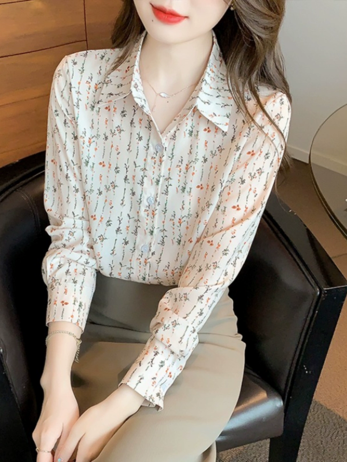 Phối đồ với áo sơ mi lụa hoa