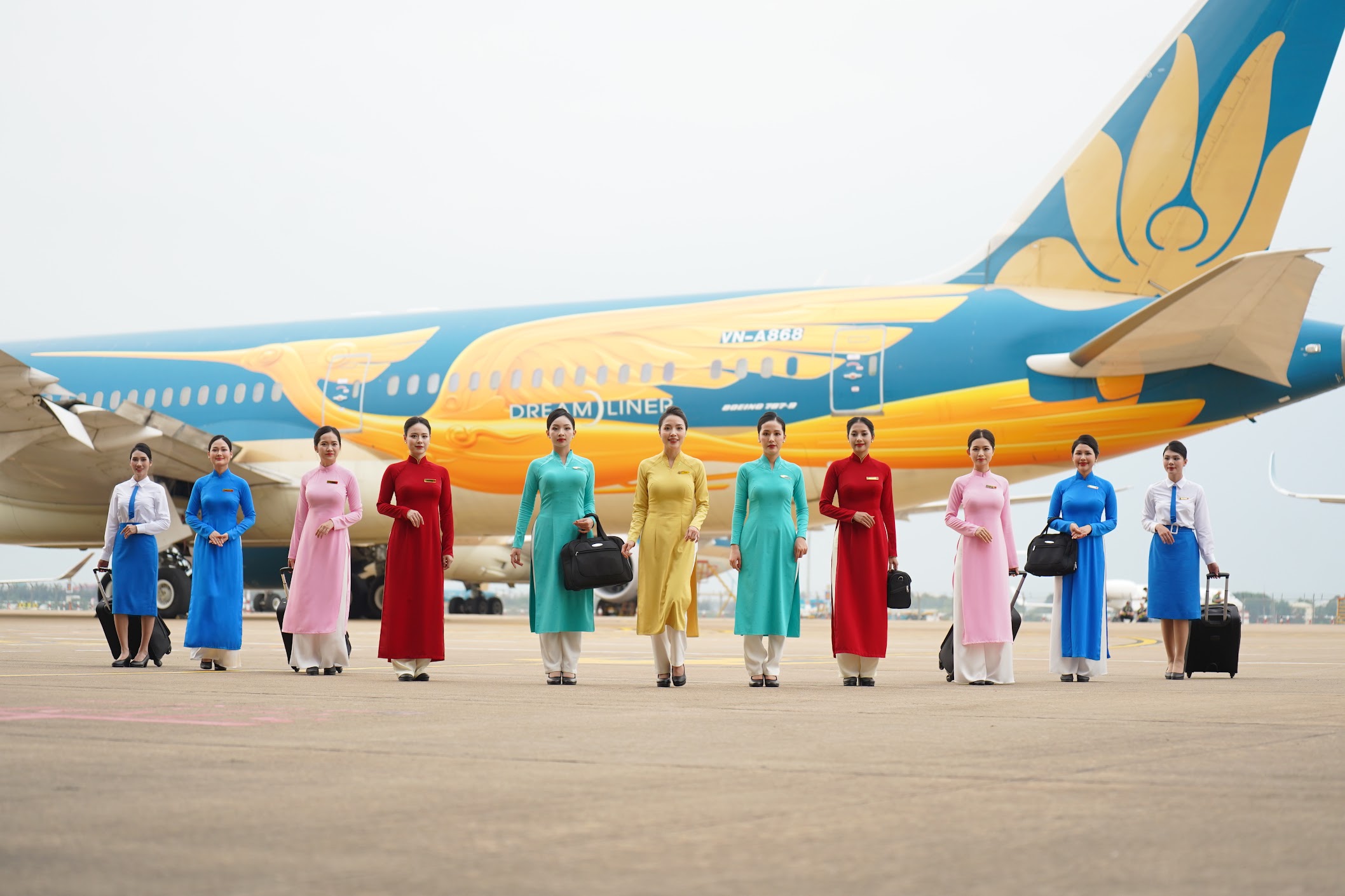 Tiếp viên hàng không trong đồng phục Vietnam Airline mới