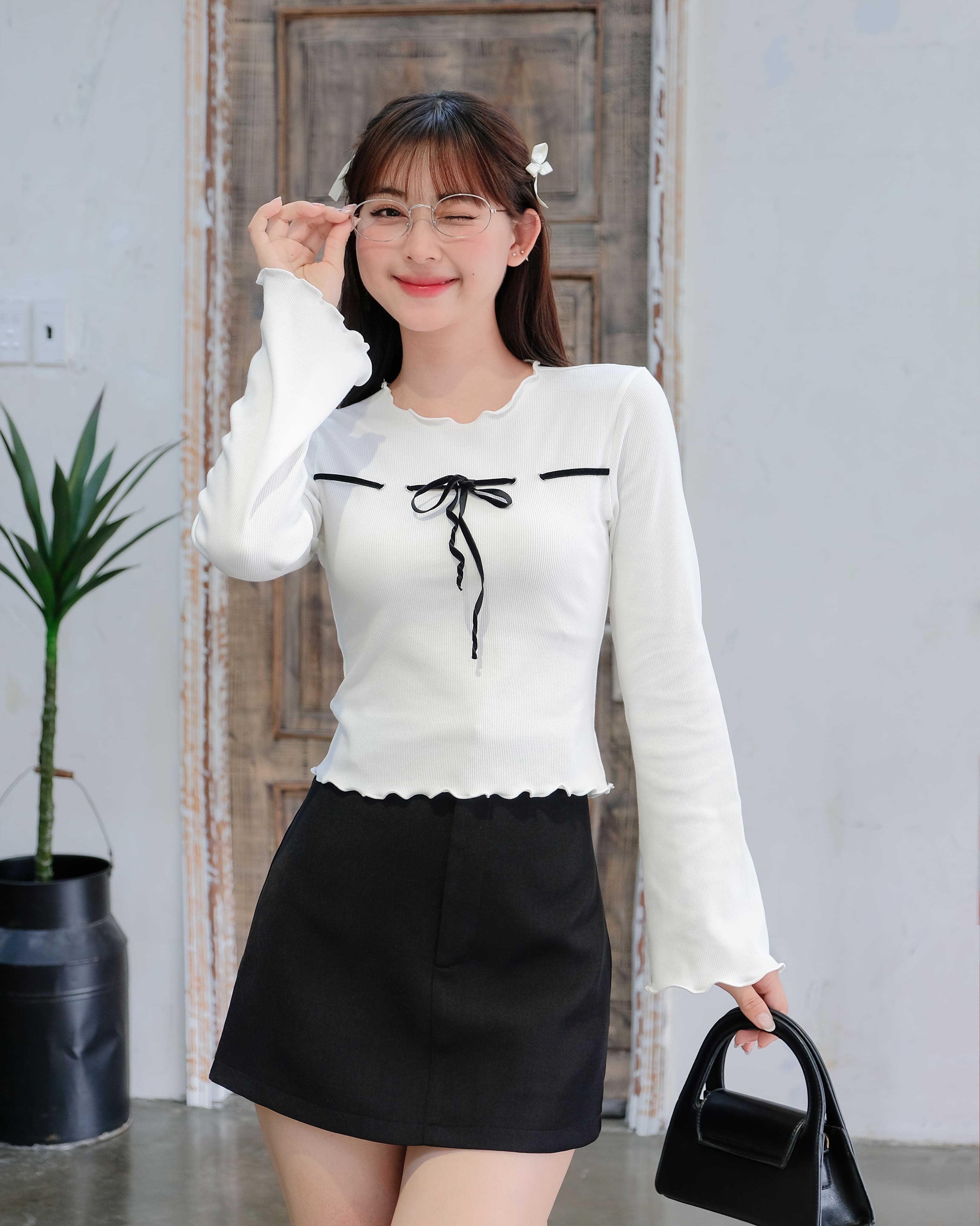 Cách phối đồ với chân váy đen chữ a và áo sơ mi