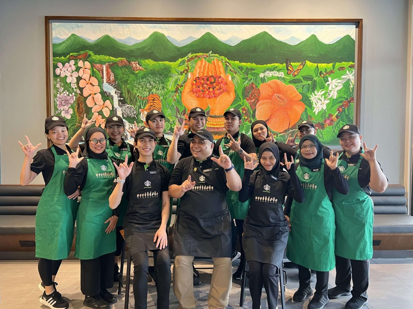 Đồng Phục Starbucks Giải Mã Ý Nghĩa Và Các Mẫu Chuẩn 1 đồng phục nhân viên starbucks