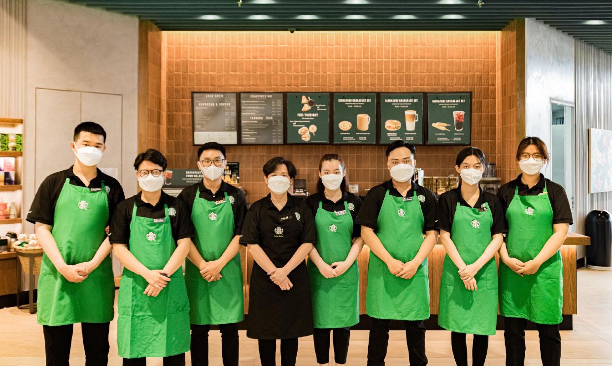 Đồng Phục Starbucks Giải Mã Ý Nghĩa Và Các Mẫu Chuẩn 2 đồng phục starbucks