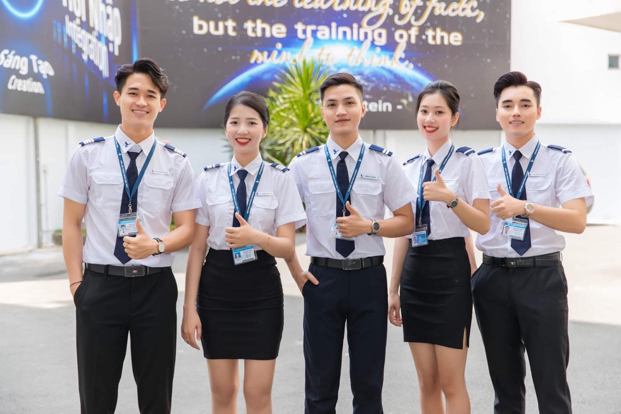 Sinh viên trong đồng phục học viện hàng không