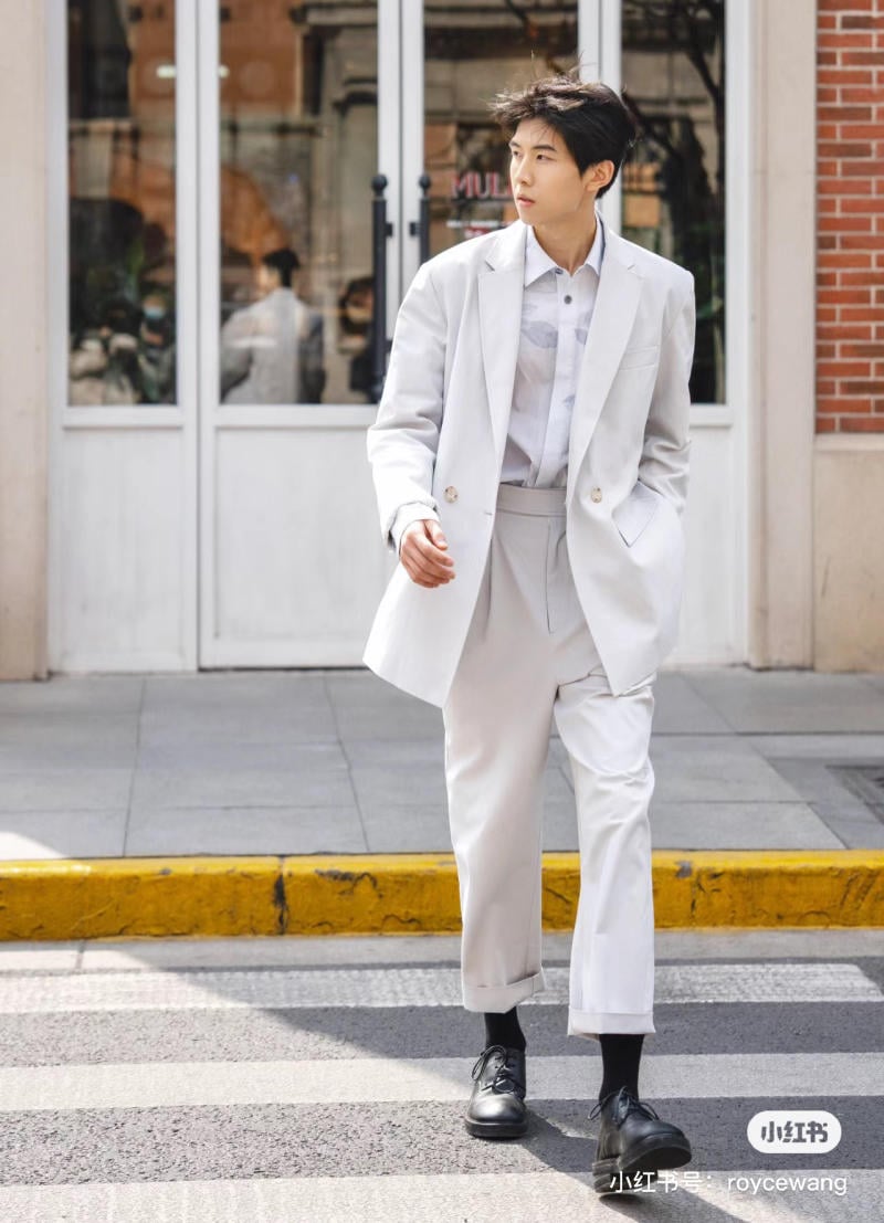 Phối áo sơ mi trắng nam với áo khoác blazer