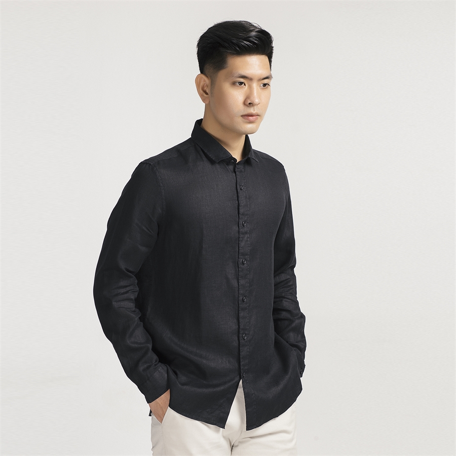 Phối đồ với áo sơ mi đen form rộng