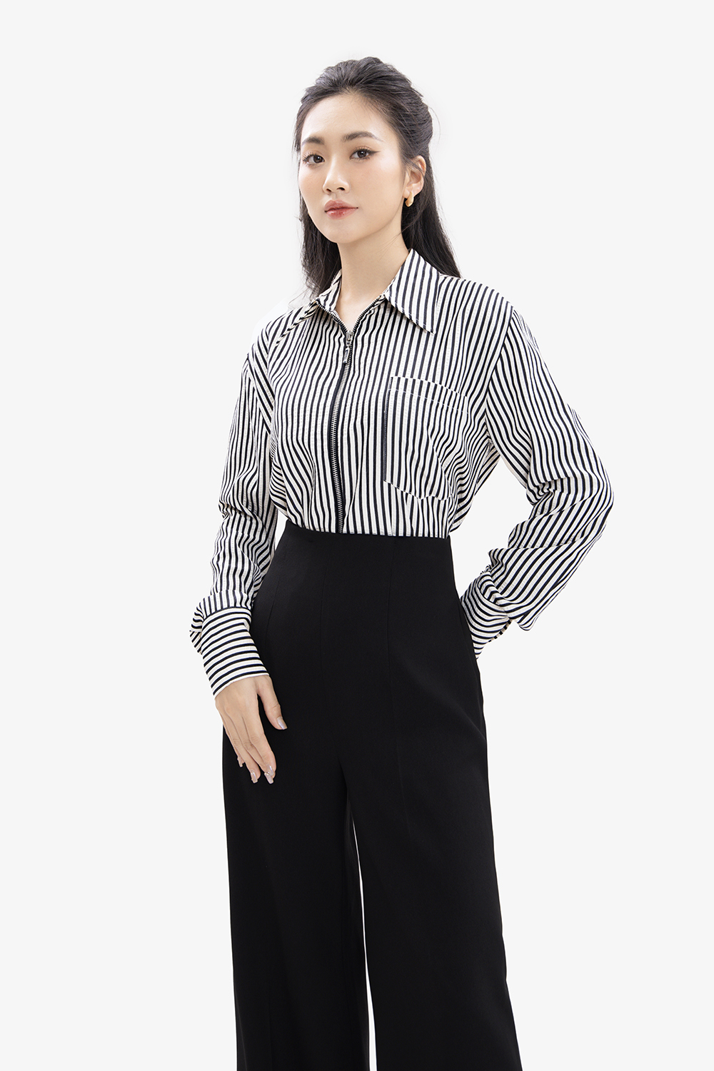 15+ Mẫu Áo Sơ Mi Kẻ Sọc Đẹp Xu Hướng Kèm Cách Phối Đồ 2 Áo sơ mi kẻ sọc dọc hack dáng